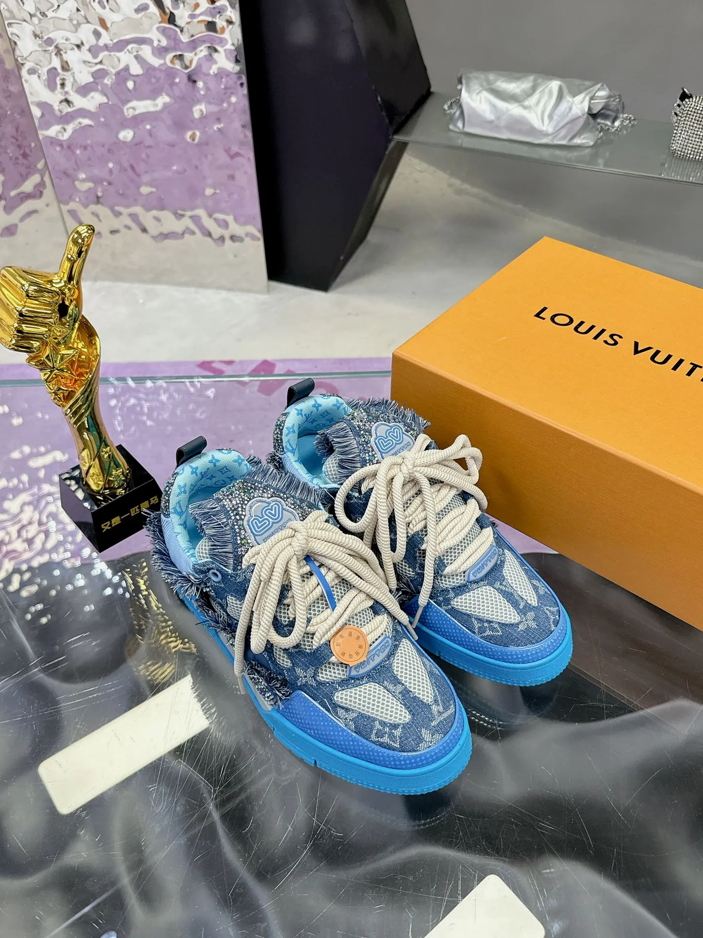 Men's shoes 💰900❤️❤️❤️ 𝙇𝙑 Bread shoes have added new colors 💓 Craftsmanship series 𝟐𝟎𝟐5/𝐒𝐒 𝐧𝐞𝐰 Louis Vuitton catwalk skate shoes are popular, LOUIS VUITTON Trainer is undoubtedly one of the most successful Sneakers launched by luxury brands, but the pace of exploration will not stop. LOUISVUITTON will also bring a new series of skateboard shoes in the spring of 2025. The new series in the picture returns to the 90s Chunky Skate Shoes look and feel. The uppers are made of leather and mesh. The fat silhouette and thick shoelaces are very eye-catching. It is expected to have quite a few colors like the Trainer. Judging from the previous DIOR show skate shoes, this chunky style may be even stronger next year. 💎 Size: Female 35-40 Male 39-46